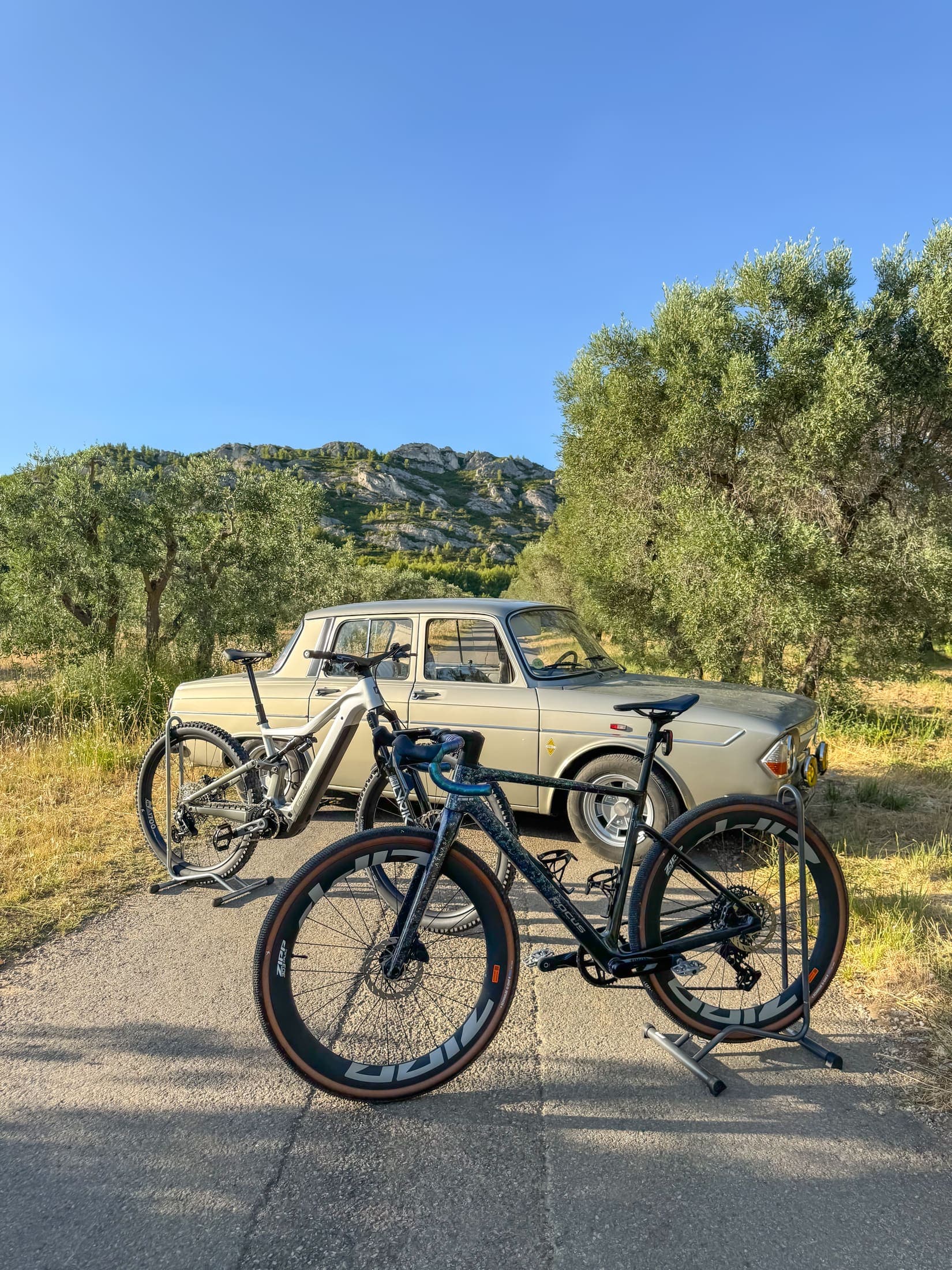 Deux Focus, route et gravel, devant une Renault 8 Gordini