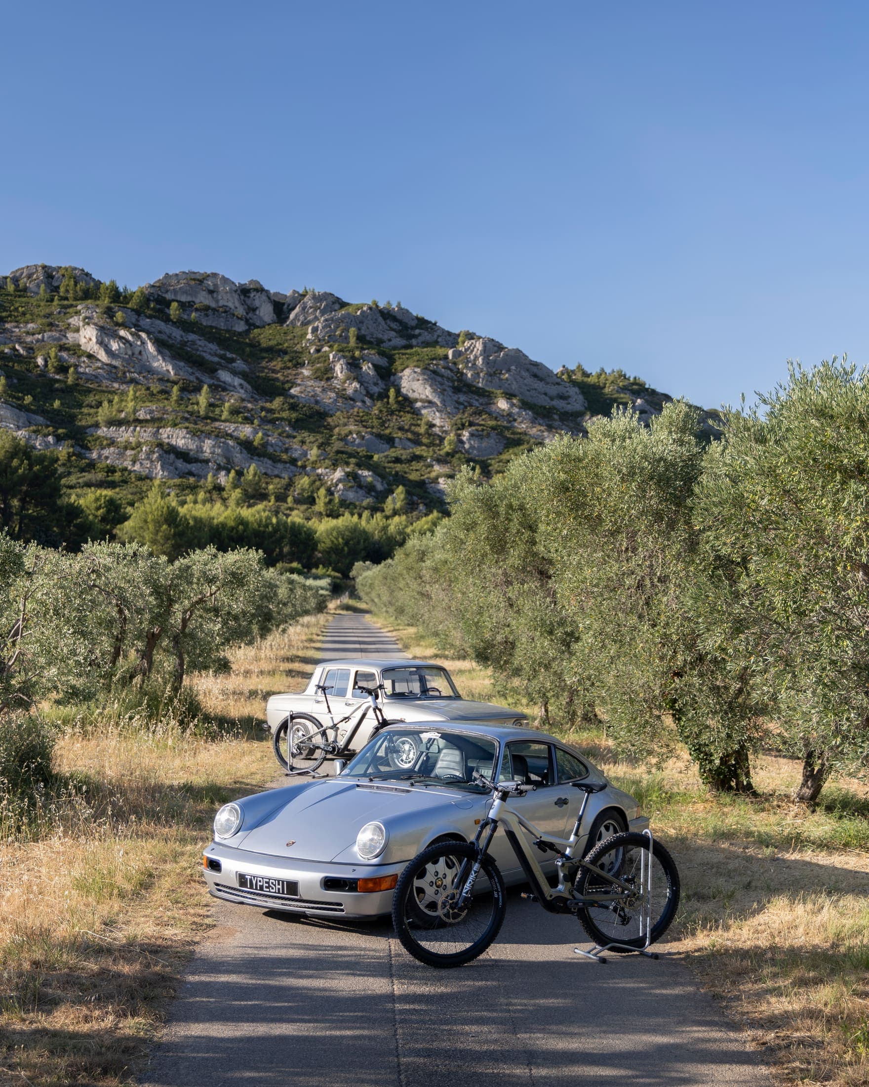 Porsche 911, Renault 8 Gordini et Focus Jam² dans une oliveraie des Alpilles