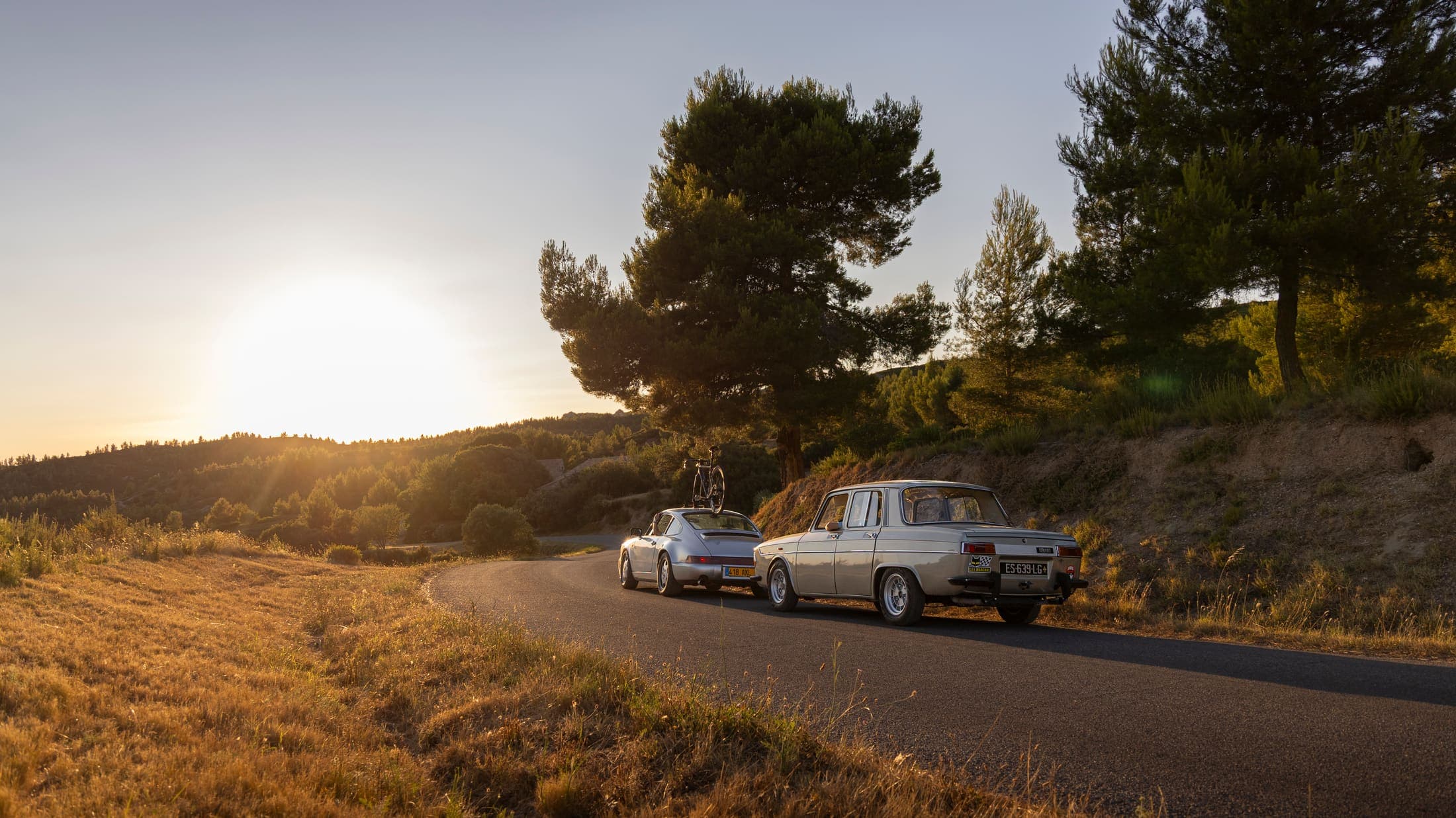 Porsche 911 et Renault 8 Gordini au coucher du soleil dans les Alpilles
