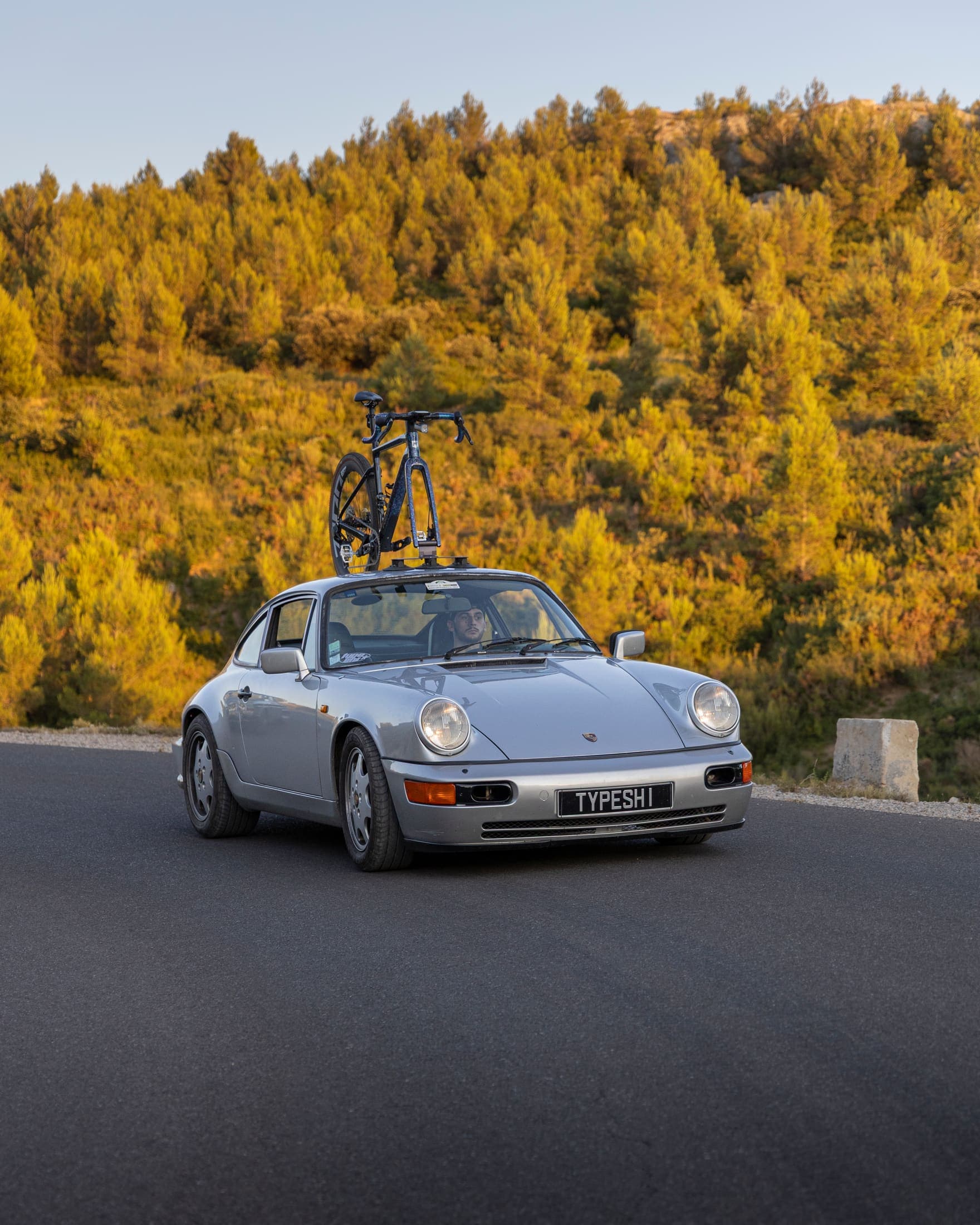 Porsche 911 964 avec Focus sur le toit, lumière dorée des Alpilles